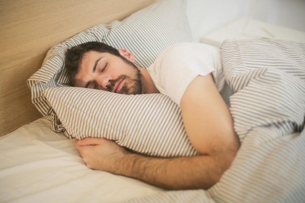 dromen slapen dream whisperer man in bed